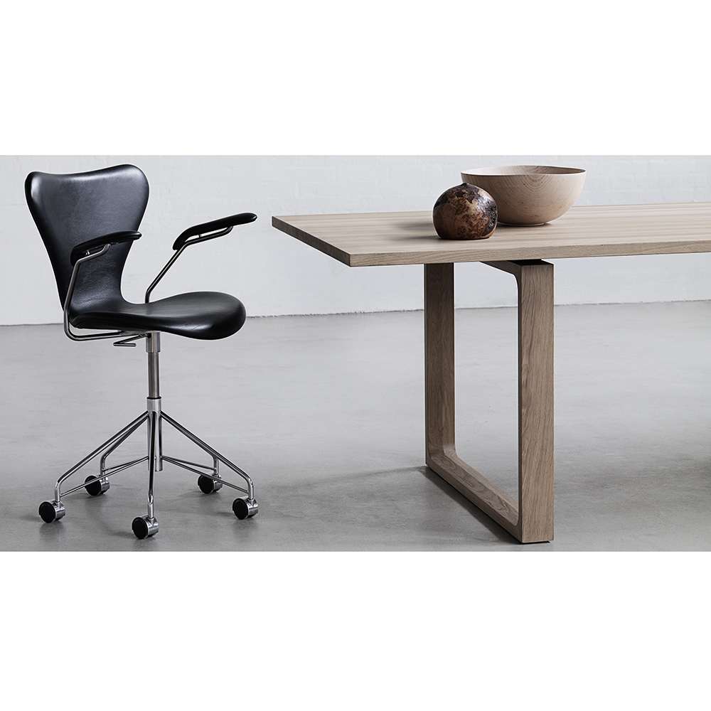 Series 7 task chair designed by Arne Jacobsen for Fritz Hansen