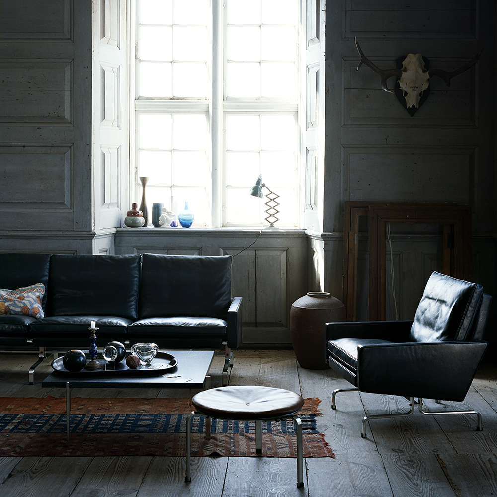 Series 3300 lounge chair designed by Arne Jacobsen for Fritz Hansen