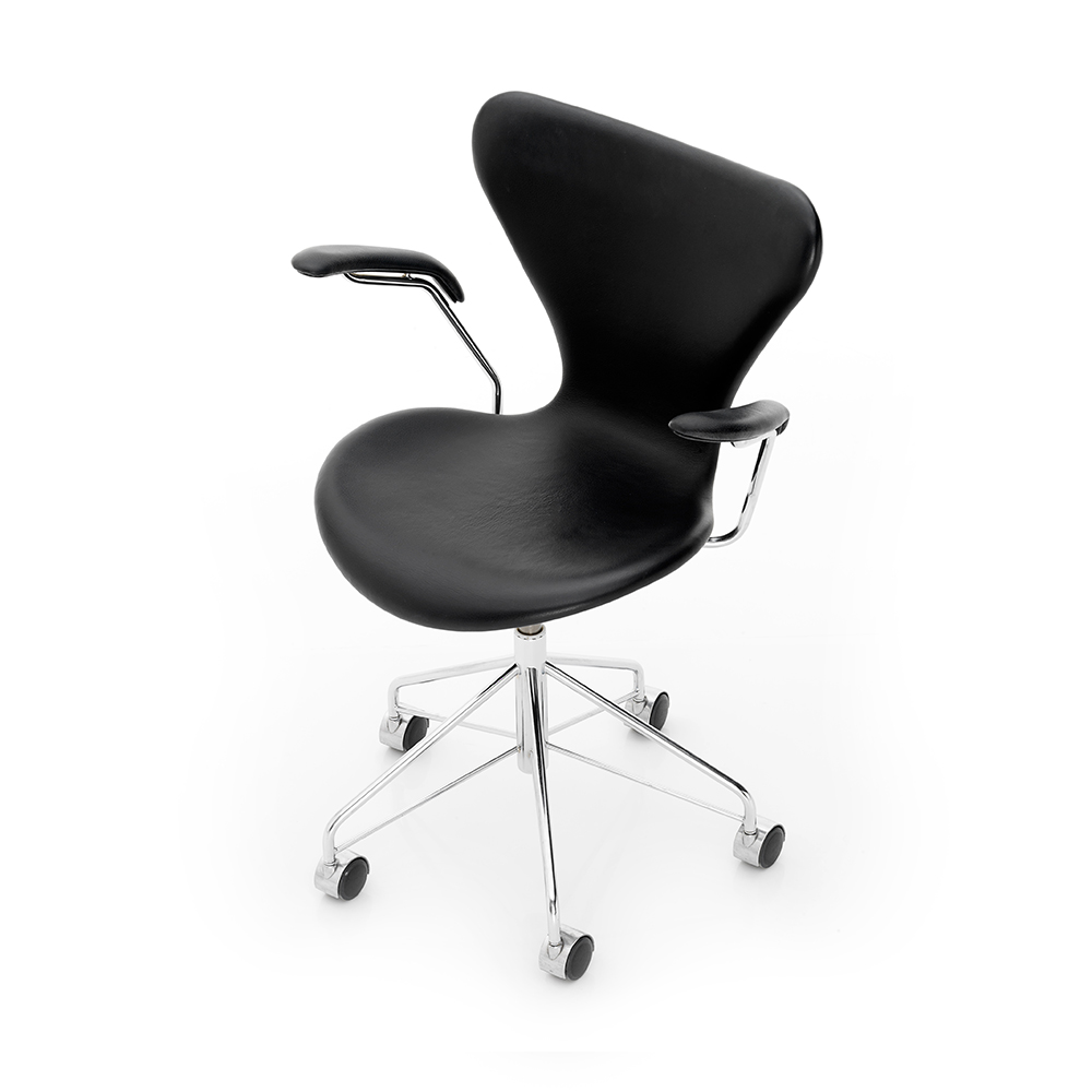 Series 7 task chair designed by Arne Jacobsen for Fritz Hansen
